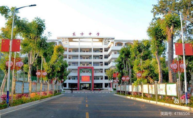 指导关联写作，构建有效课堂——记东方中学语文组主题研讨活动