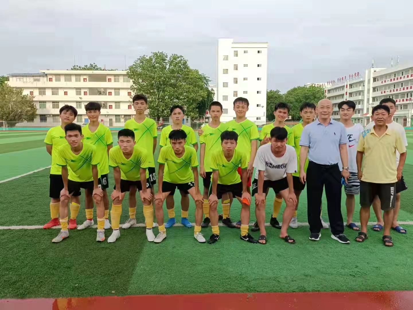 2021年中学生足球球赛东方中学男子足球荣获东方市第四名
