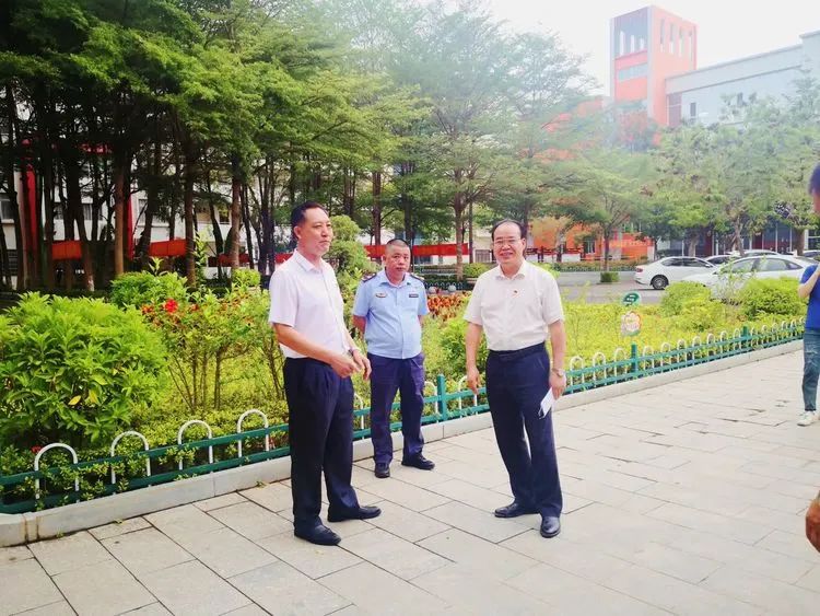 东方市委常委、宣传部部长吴建辉一行莅临东方中学检查指导食堂食品安全工作